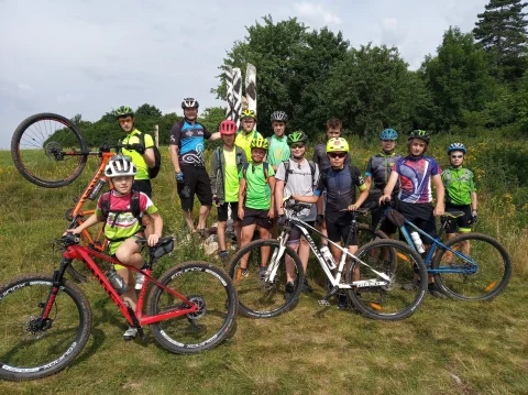 Účastníci cyklistického tábora s horskými koly