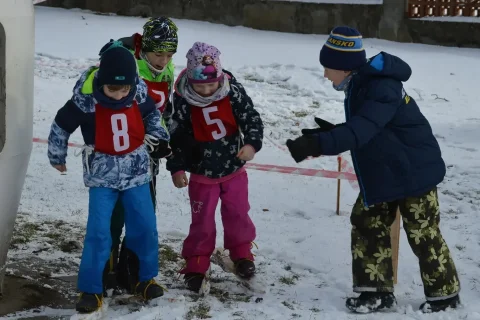 Účastníci Sranda biatlonu na dřevěných lyžích na zahradě DDM Blansko. Foto: Jakub Semeniuk.