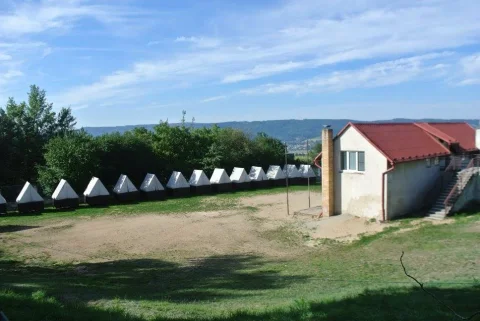 Táborová základna Karolín s chatkami a hlavní budovou
