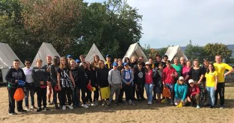 Účastníci mezinárodního tábora partnerských měst na Karolíně