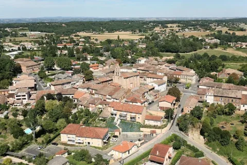 Letecký pohled na francouzské město Bouloc