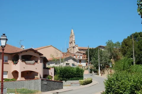 Ulice francouzského města Bouloc s kostelní věží